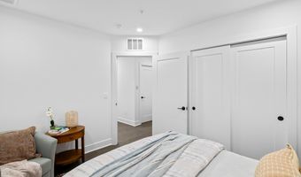 2550 FARMSTEAD Dr, Rockville, MD 20850