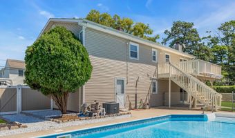 19 Spruce St, Beachwood, NJ 08722