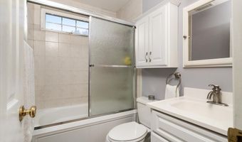 4 Twain Dr, Allentown, NJ 08501