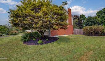 4 Fairway Ct, Albany, NY 12208