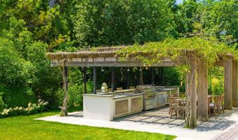 68 Fresh Pond Rd, Amagansett, NY 11930