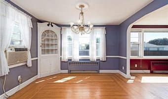 8 Somerset Rd, Cranston, RI 02910