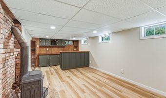 3 Sundale Rd, Cranston, RI 02921