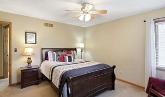825 Queenswood Ct, Indianapolis, IN 46217
