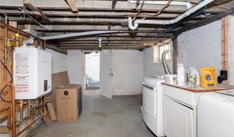 2 Bedlow Ave, Newport, RI 02840