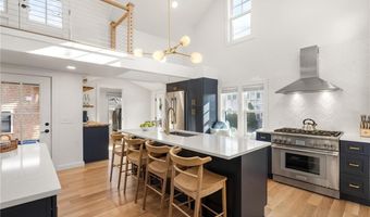14 Robinson St, Narragansett, RI 02882