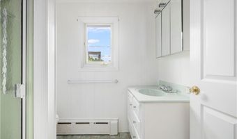 118 Wolcott Ave, Middletown, RI 02842