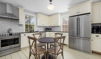 24 Barney St, Newport, RI 02840