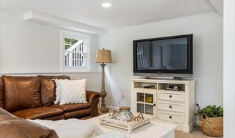 12 Whaling Dr, Waterford, CT 06385