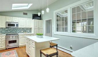 33 Meadowbrook Dr, Barrington, RI 02806
