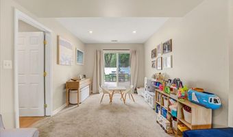 537 Roxbury Rd, Belford, NJ 07718