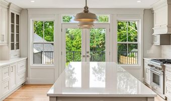 28 Mount Vernon St, Newport, RI 02840