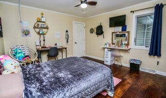 1977 Country Ln, Aberdeen, SD 57401