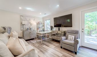 8 CARRIAGE HOUSE Cir, Alexandria, VA 22304