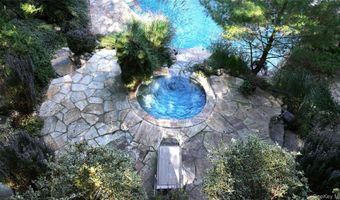 191 Cherry Ln, Airmont, NY 10952