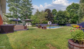 4 Fairway Ct, Albany, NY 12208