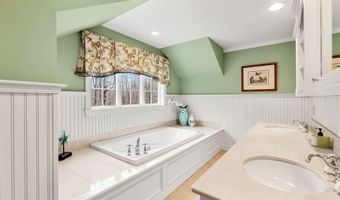 17 Canterbury Ln, Bedford, NH 03110