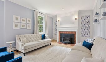 4 Victoria Ln, Falmouth, ME 04105