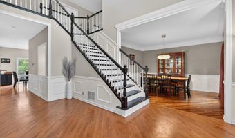 941 Par Dr, Algonquin, IL 60102