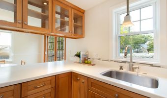42 Waverly Rd, Branford, CT 06405
