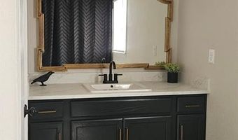 1038 E WALNUT St, Altus, OK 73521