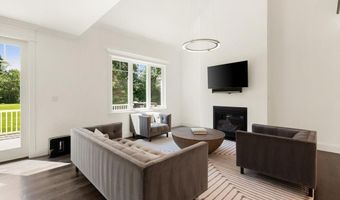11 Crenshaw Ln 11, Andover, MA 01810