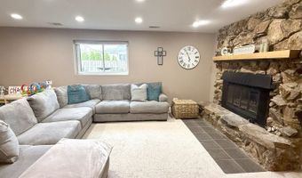 3851 N GALENA Ct, Arlington Heights, IL 60004