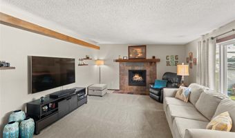 2242 Camelot Ct, Altoona, IA 50009