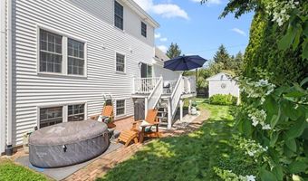8 Mckay Ct, Warwick, RI 02889