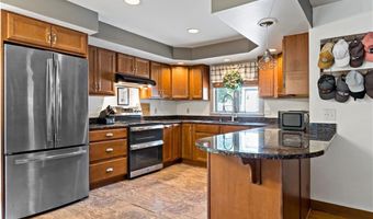 33 Wapping Dr, Bristol, RI 02809