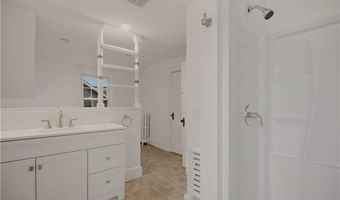 82 Van Zandt Ave, Newport, RI 02840