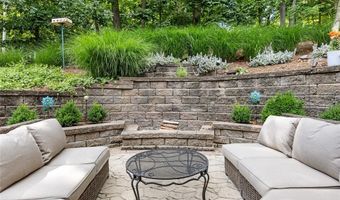 884 Village Brook Ct, Ballwin, MO 63021