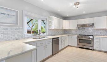 27 Ocean View Dr, Middletown, RI 02842