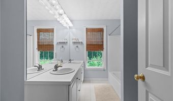 48 Fieldstone Ln, North Kingstown, RI 02874