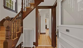 82 Van Zandt Ave, Newport, RI 02840