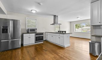 198 Macon Dr, Bridgeport, CT 06606