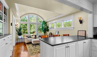 51 Ayrault St, Newport, RI 02840