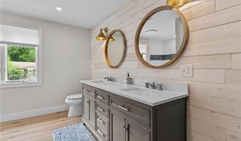 8 Woodsia Rd, Narragansett, RI 02874