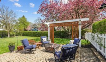 60 Ayrault St, Newport, RI 02840