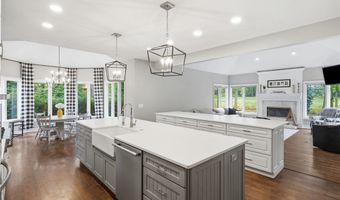 315 Glengarry Dr, Aurora, OH 44202