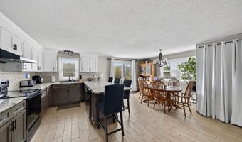 22 Connecticut Ave, Middletown, RI 02842
