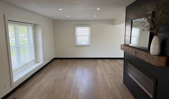 527 Village Ct, Altoona, IA 50009