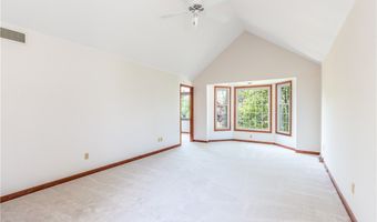 121 Summershade Ct, Amherst, NY 14051