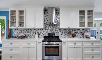 813 Lakeshore Dr, Berkeley Lake, GA 30096