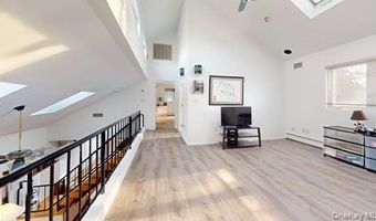 53 Coolidge Ave, Amity Harbor, NY 11701
