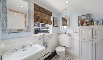33 S Bay Ave, Amityville, NY 11701
