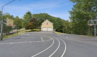 4 Victoria Ln, Falmouth, ME 04105