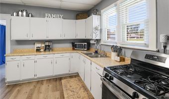 911 E 5th St, Altamont, KS 67330