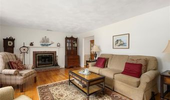68 Birchwood Dr, Narragansett, RI 02882