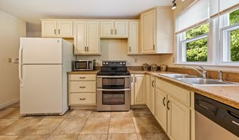 44 Williamsburg Dr, Cheshire, CT 06410